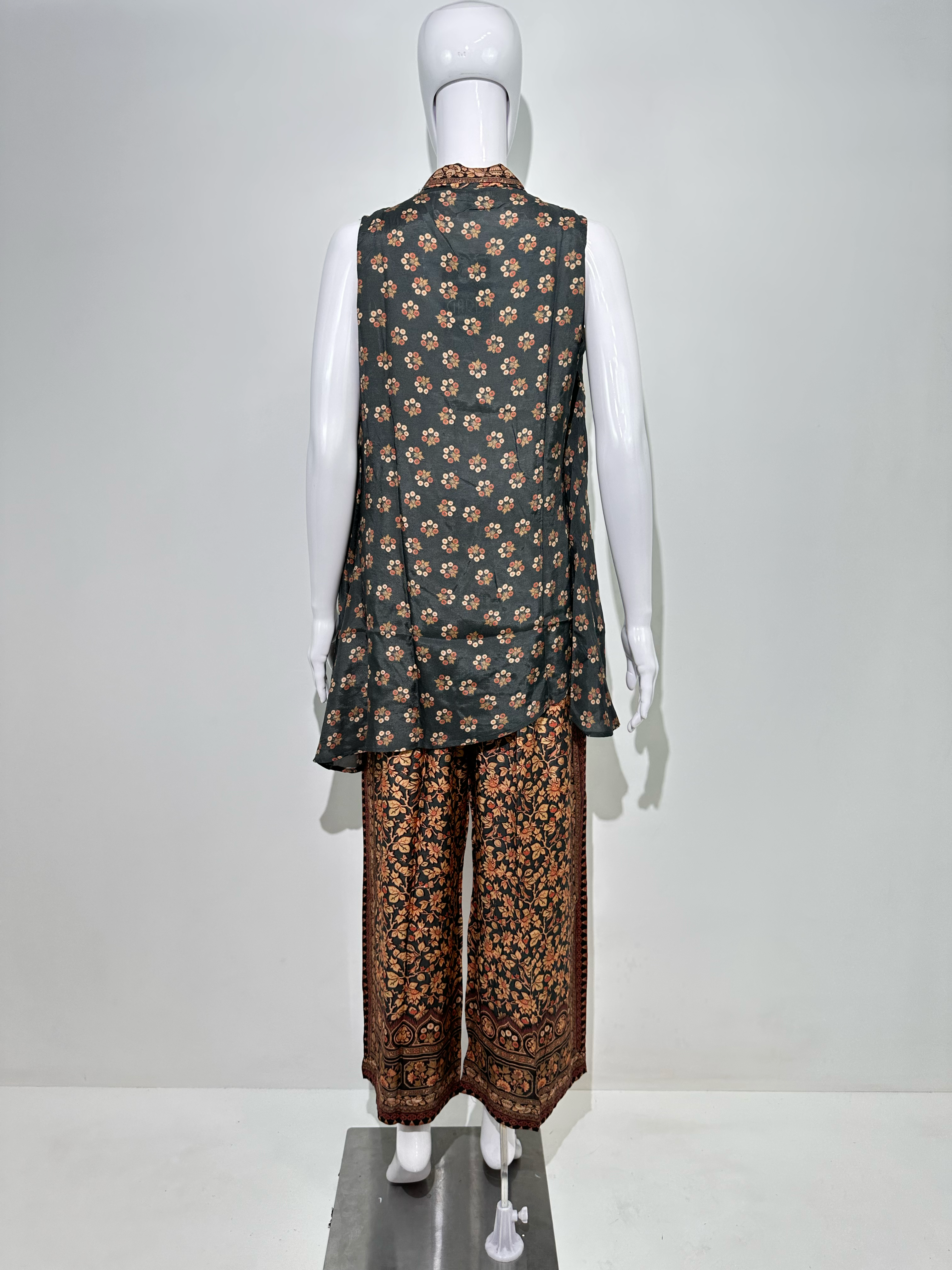 Image of Muslin Print with Thread Sequence work - Attached Jacket