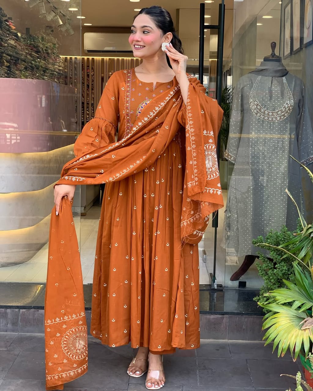 Image of New anarkali kurta set with Cotton Pant & Malmal Dupatta with tier pattern...

Women's Embroidered& pitten work printed Cotton kurta & pant with malmal dupatta set